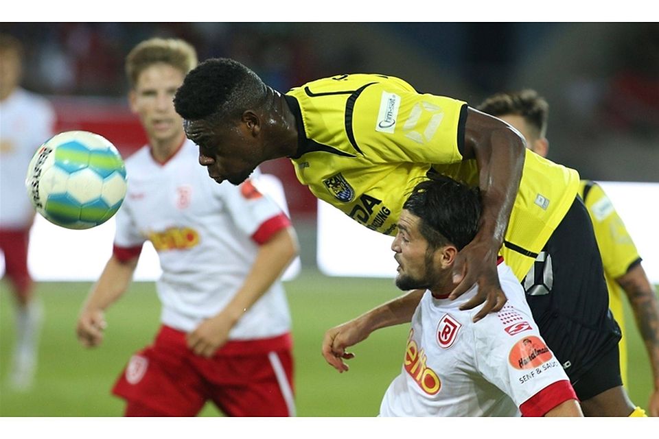 Ob es auch am Samstag ein Duell zwischen dem SSV Jahn (weiße Trikots) und dem dem FC Amberg geben wird, ist noch unklar. Foto: Nickl