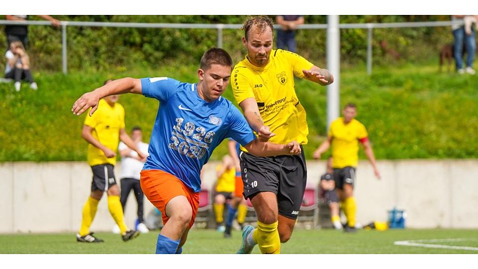  Dustin Seidler (re.) und der FC Merkenbach siegen bei Beilstein II (li., Fynn Körber) mit 3:1. © Isabel Althof 