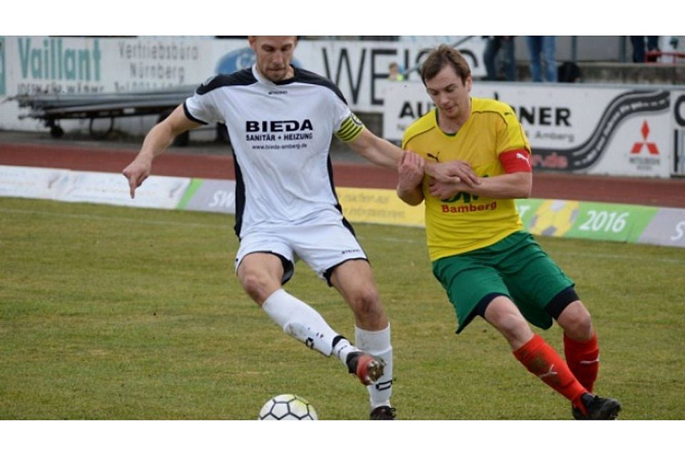 Kurz vor Schluss gelang dem FC Amberg (in Weiß) noch der Siegtreffer gegen die DJK Don Bosco Bamberg.  Foto: Brückmann