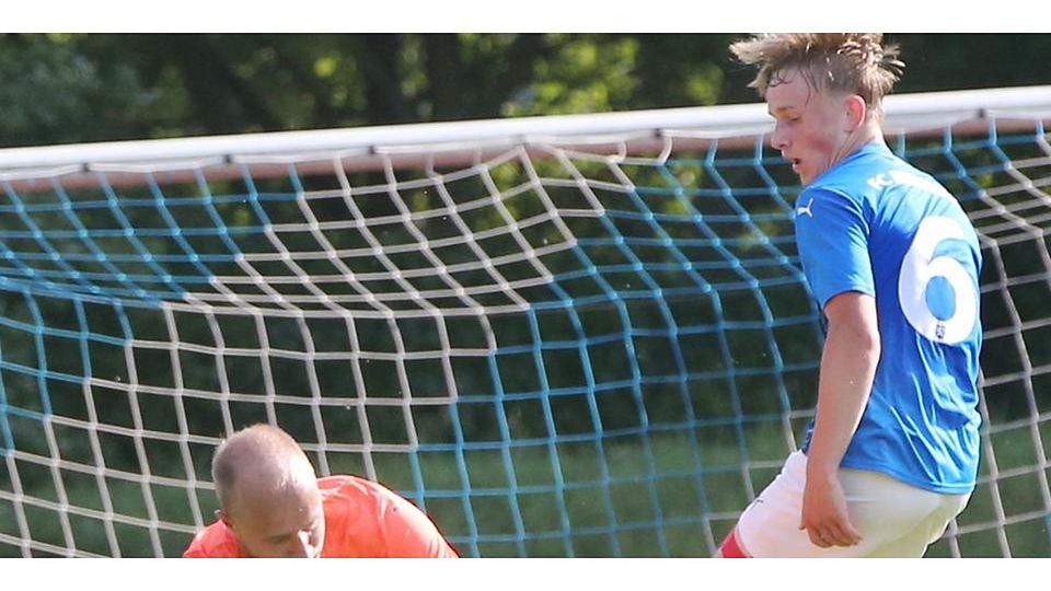 Ben Zint (r.) hat im letzten Spiel der regulären Saison, im Gegensatz zu dieser Szene aus dem vergangenen Sommer, keine Probleme, den Ball im Kasten des VfB Marburg unterzubringen. Beim 25:1-Heimsieg der A-Junioren vom FC Burgsolms gelingen dem Riesentalent satte sieben Tore innerhalb von 17 Minuten. (Archivbild) © Steffen Bär