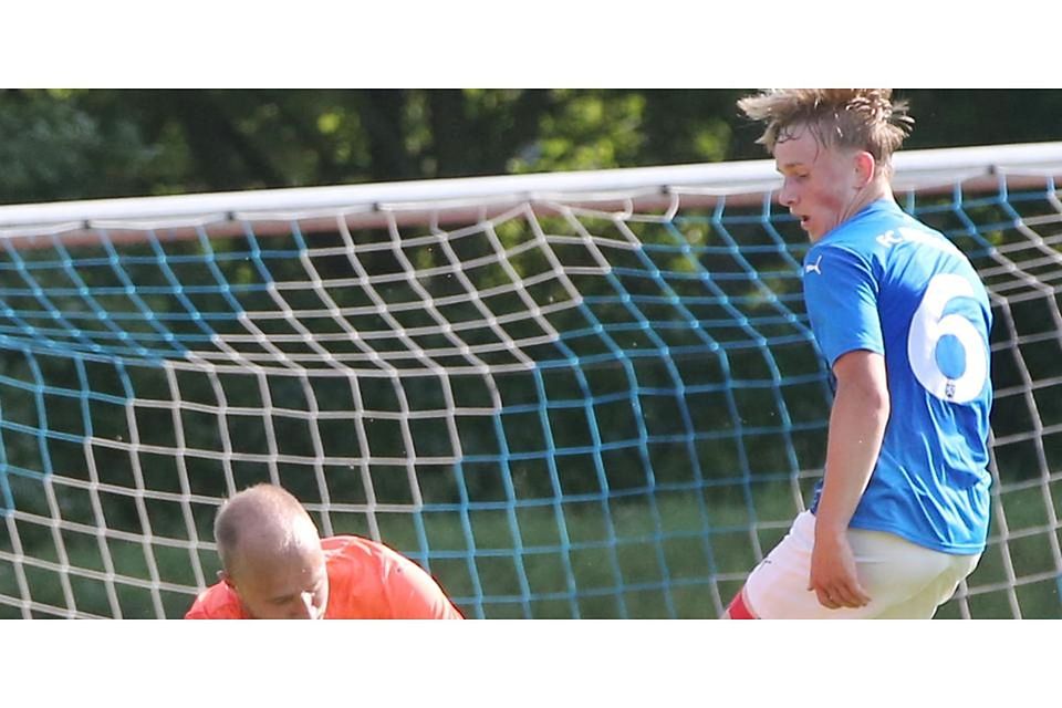Ben Zint (r.) hat im letzten Spiel der regulären Saison, im Gegensatz zu dieser Szene aus dem vergangenen Sommer, keine Probleme, den Ball im Kasten des VfB Marburg unterzubringen. Beim 25:1-Heimsieg der A-Junioren vom FC Burgsolms gelingen dem Riesentalent satte sieben Tore innerhalb von 17 Minuten. (Archivbild) © Steffen Bär
