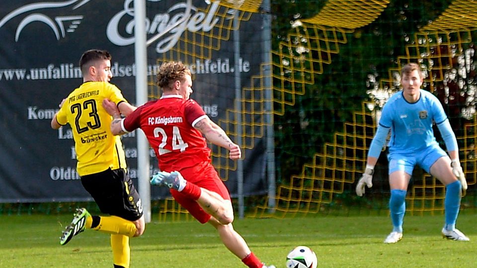 Luca Sommer vom FC Königsbrunn (rotes Trikot) war Mann des Spiels in Lagerlechfeld. Er erzielte den einzigen Treffer und vergab dazu mehrere Großchancen.