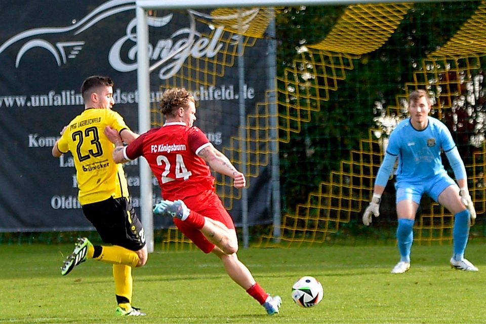 Luca Sommer vom FC Königsbrunn (rotes Trikot) war Mann des Spiels in Lagerlechfeld. Er erzielte den einzigen Treffer und vergab dazu mehrere Großchancen.