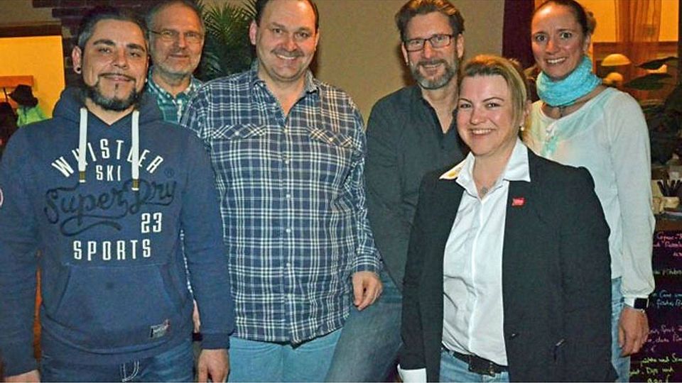 Die neue Vorstandschaft des SV Dietersheim steht: (v. l.) Markus Schöder, Manfred Müller, Mario Spoljaric, David Strohmeier, Melanie Summerauer und Patricia Finster lenken die Geschicke des Vereins. FOTO: BAUER