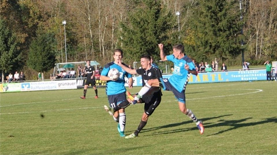 TSV Bad Abbach (blau) schnappte der Fortuna die Punkte weg.  Foto: Roloff