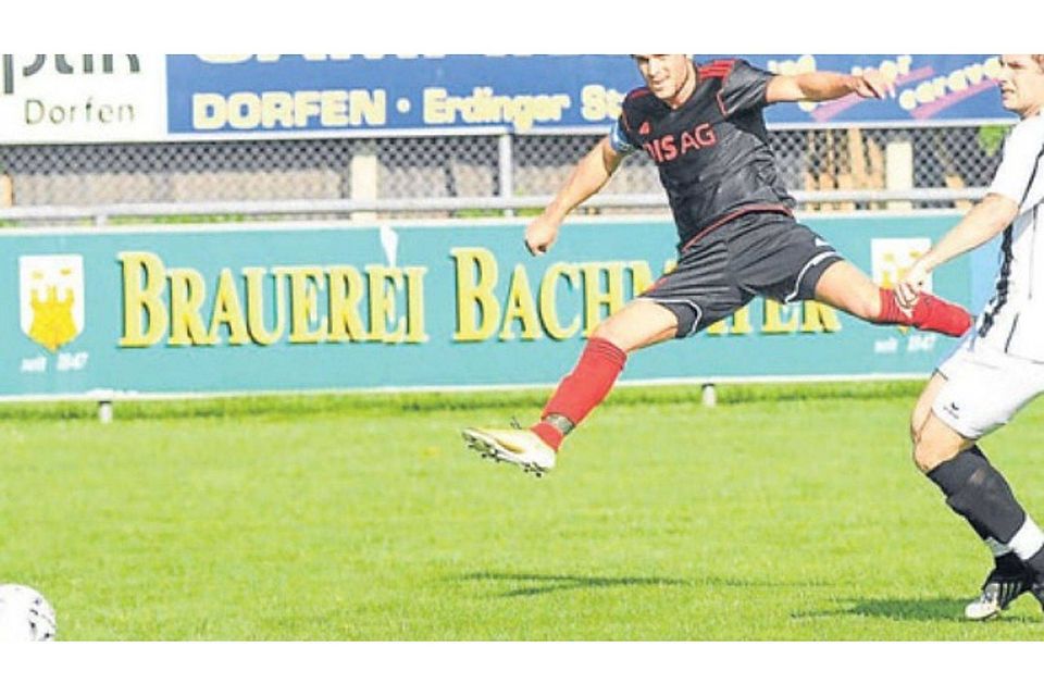 Dorfens Ballzauberer Cüneyt Pala (l.) verschoss erst einen Elfmeter, dann traf er doch noch zweimal beim 5:1-Derbysieg gegen den FC Lengdorf.