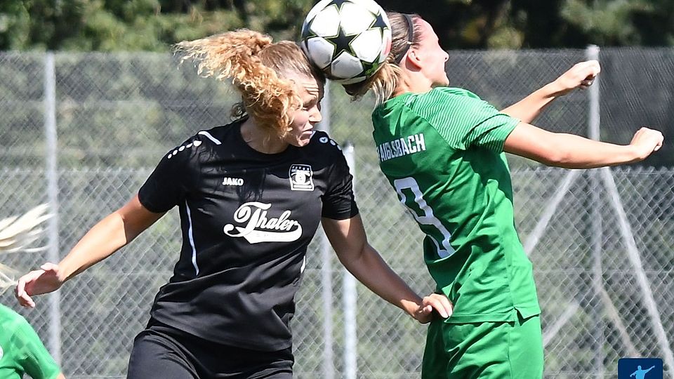 Miriam Krafft (rechts, TV Aiglsbach) beim Kopfballduell gegen den letztjährigen Pokalsieger Deggendorf