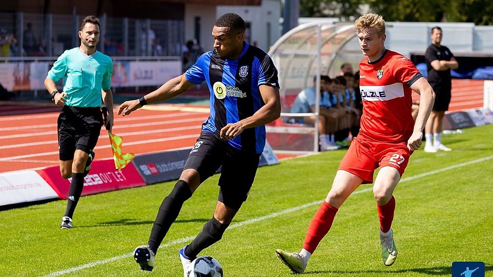 Noah Awassi (am Ball) soll zum neuen Stabilisator in der Kickers-Defensive werden.