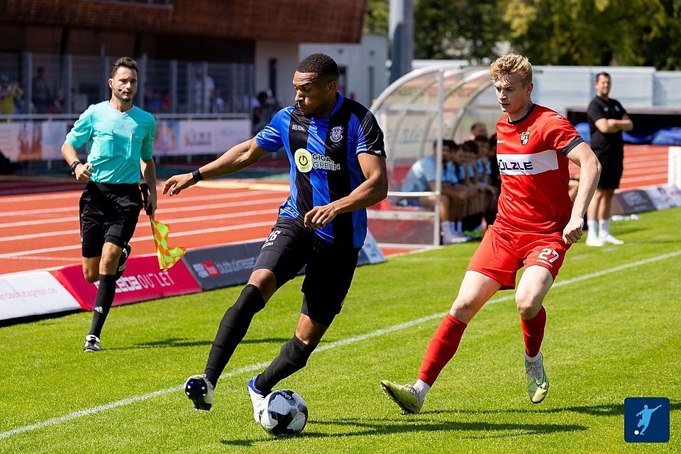 Noah Awassi (am Ball) soll zum neuen Stabilisator in der Kickers-Defensive werden.