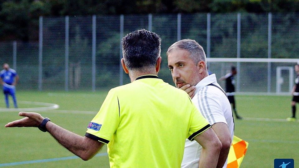 Trainer Athanasios Politis (hier: im Gespräch mit dem Schiedsrichter) befindet sich momentan beim FSV Schierstein mitten in den Planungen für die kommende Saison. 