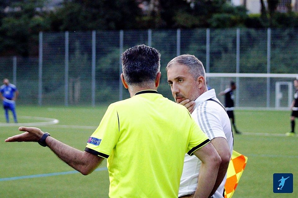 Trainer Athanasios Politis (hier: im Gespräch mit dem Schiedsrichter) befindet sich momentan beim FSV Schierstein mitten in den Planungen für die kommende Saison. 