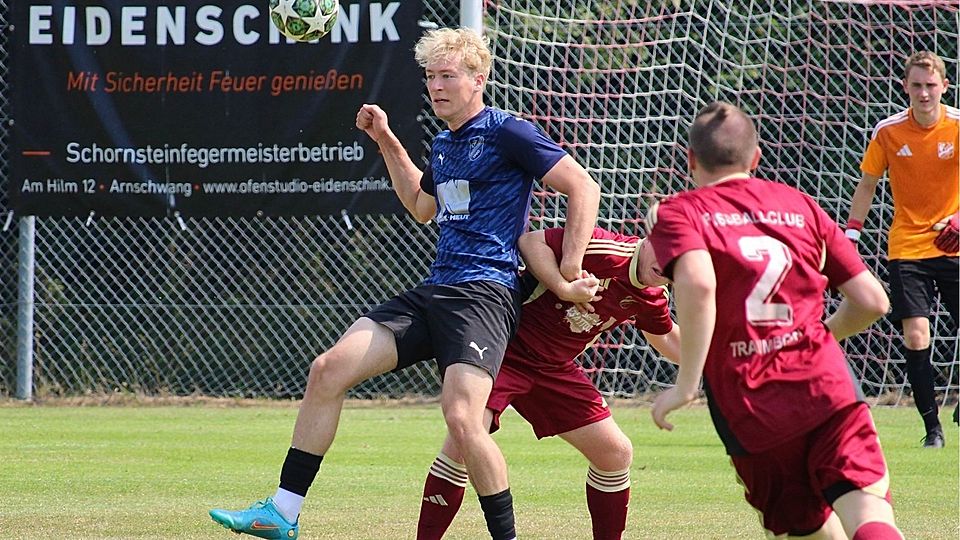 Neuzugang Tobias Koller (links) entschied das Pokal-Derby mit seinem Treffer zum 2:0 zugunsten der DJK Arnschwang.