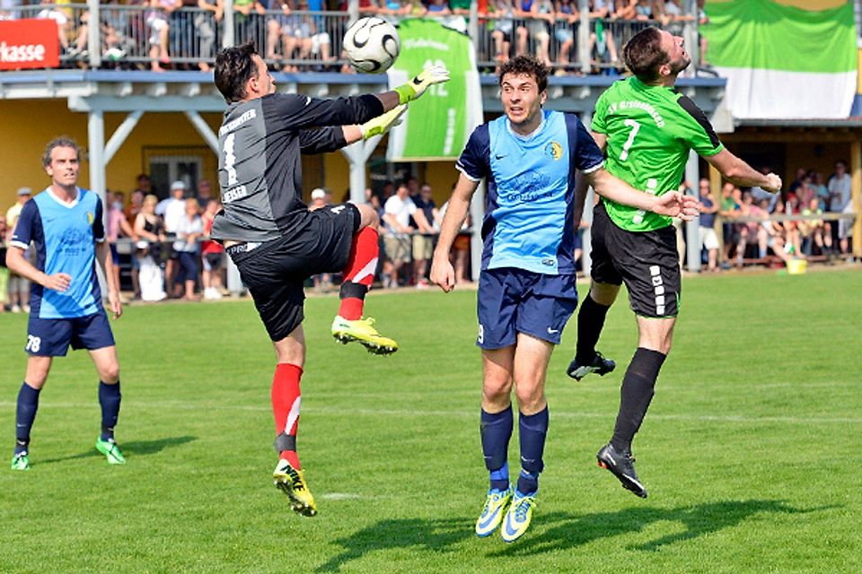 Daniel Weiß (grünes Trikot) erzielt hier per Kopf das wichtige 3:1 für den SV Grafenhausen. | Foto: Daniel Thoma