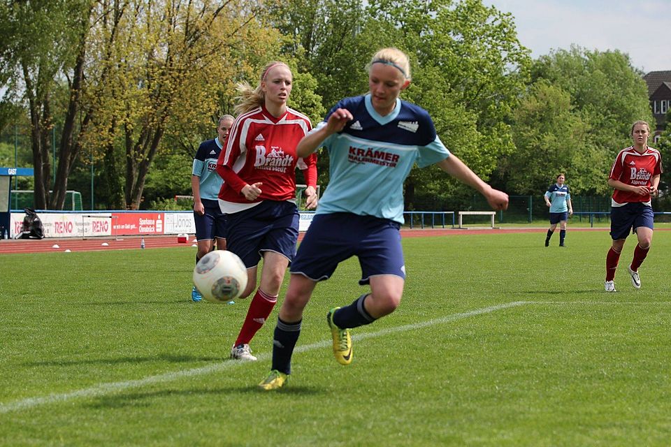 Knickte um und verletzte sich: TSG-Spielerin Daniela Leitmann (blau) F: Bernd Seyme