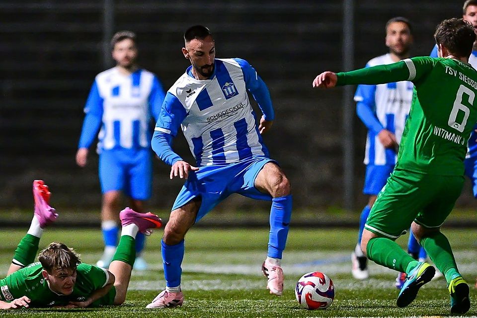 Will heute Abend Dorfens Spieler austanzen: Aschheims Diego Contento.