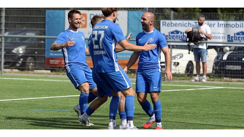 Nicht nur beim 2:1-Sieg gegen Budenheim, als die Horchheim-Spieler Torschützen Christoph Braun (rechts) feiern, hatten die Wormser gut lachen. Foto: Christine Dirigo/pakalski-press