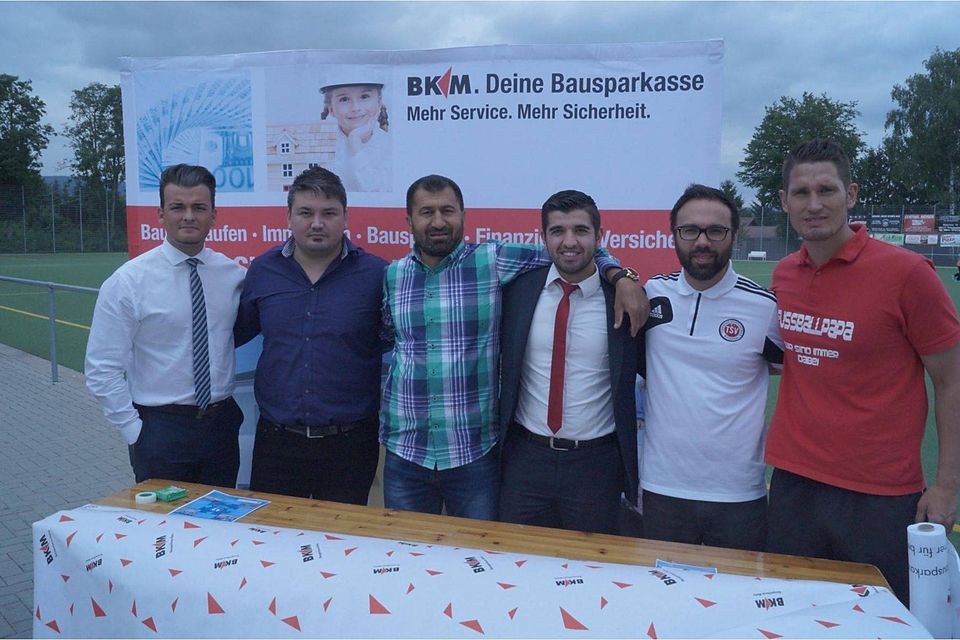 Die BKM vertreten durch Bünyamin Dörtkas (zweiter von links) finanzierte dem türkischen SV das diesjährige Sommerfest. Club-Präsident Kaya Cankara (dritter von links) sowie Jugendleiter Gürhan Kizilirmak (zweiter von rechts)und Markus Kusch (rechts) sind dem Sponsor sehr dankbar für die Unterstützung (Bild: Imruck)