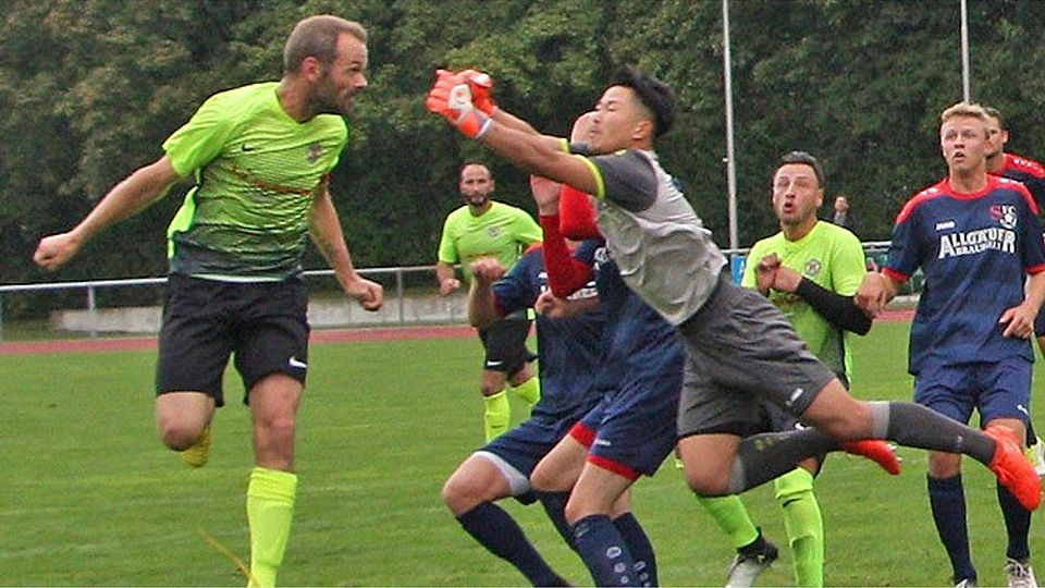 Sein Kopfball ging knapp drüber: Michael Döhner (links) zeigte wieder eine starke Leistung in der Abwehr und ging bei Standardsituationen auch mit nach vorne.  Foto: Hieronymus Schneider