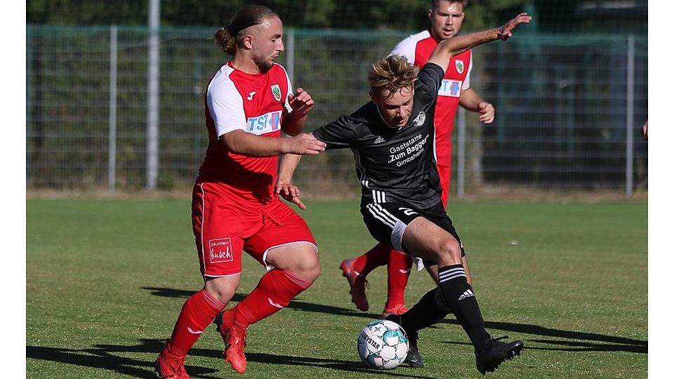 Umkämpftes Duell mit dem besseren Ende für das Landesliga-Team der Wormatia: Im Derby schlagen die Wormser mit Everest Sulejmani (links) den SV Gimbsheim und Jan Jünger.	