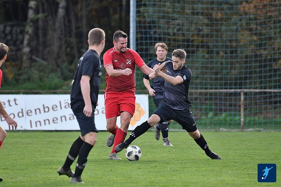 Kann der "Vize" SV Altenstadt/WN (in Schwarz) dem Primus aus Irchenrieth (in Rot) im "Knaller" die erste Auswärtsniederlage beibringen?