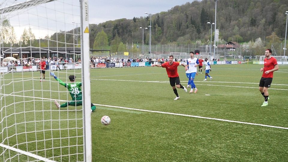 Legende: Flavio Peter und Veljko Vukasinovic (rechts) erzielten zusammen 36 Treffer für die Rotschwarzen.
