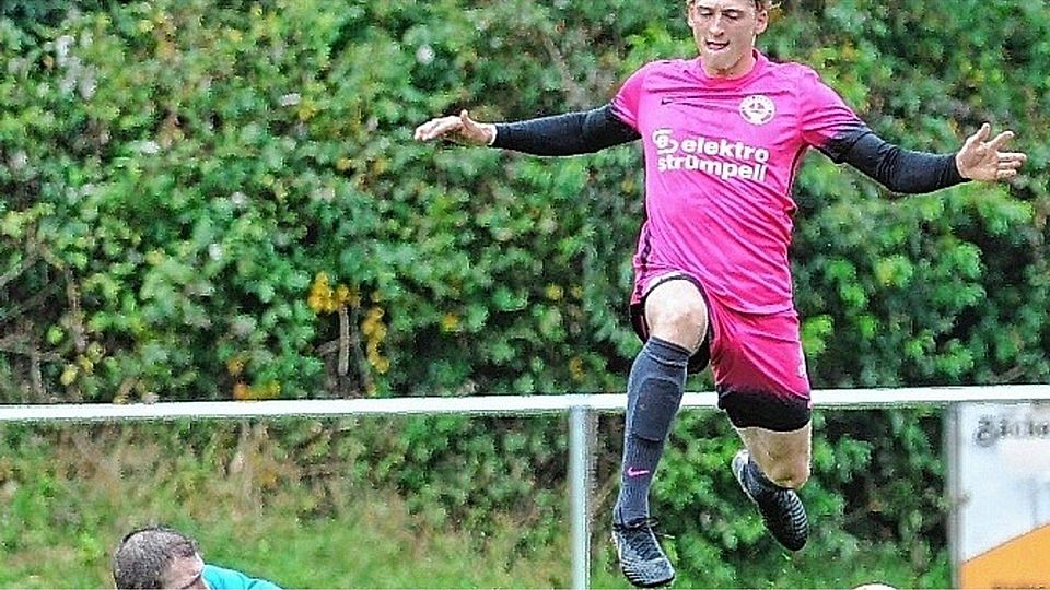 Ein ums andere Mal behielt Dennis Holstein (am Boden) im Duell mit Strands Offensivleuten die Oberhand. Hier klärt Wankendorfs guter Schlussmann vor Lars Gödeke, der den Keeper fair überspringt. Foto: Lühn