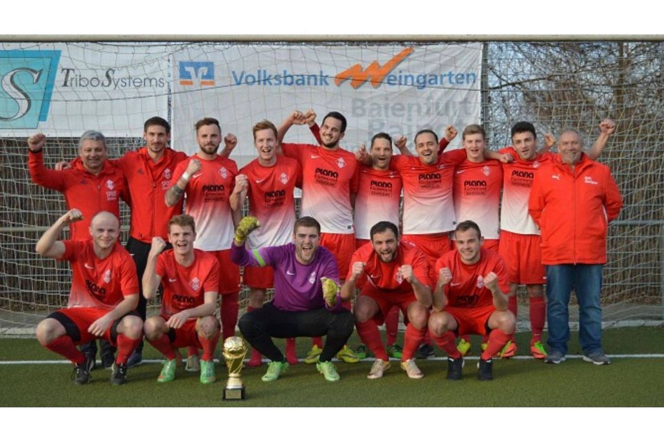 Der SV Mochenwangen hat sich beim Volksbank-Wintercup in Weingarten den Pokal gesichert. Foto: Klaus Eichler