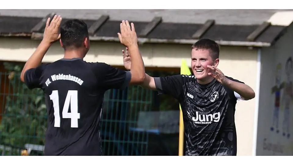 Jubeln Kapitän Asmir Ibrovic (re.) und Lucas Ortmüller auch am Sonntag bei der SG Nordkreis, ist die Meisterschaft für den VfL Weidenhausen zum Greifen nah. © Jens Schmidt