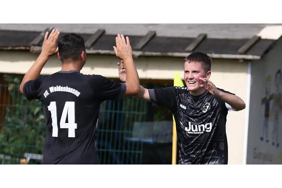 Jubeln Kapitän Asmir Ibrovic (re.) und Lucas Ortmüller auch am Sonntag bei der SG Nordkreis, ist die Meisterschaft für den VfL Weidenhausen zum Greifen nah. © Jens Schmidt