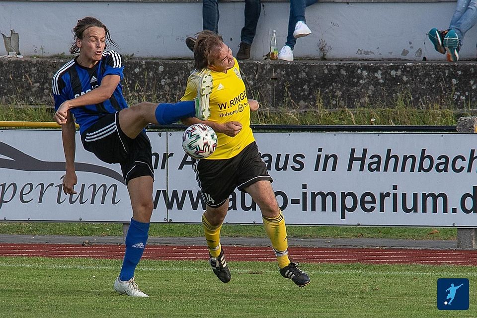 In der Spur bleiben will der SV Hahnbach (in gelb-schwarz) beim Gastspiel gegen die schwarz-blaue Landesligareserve.