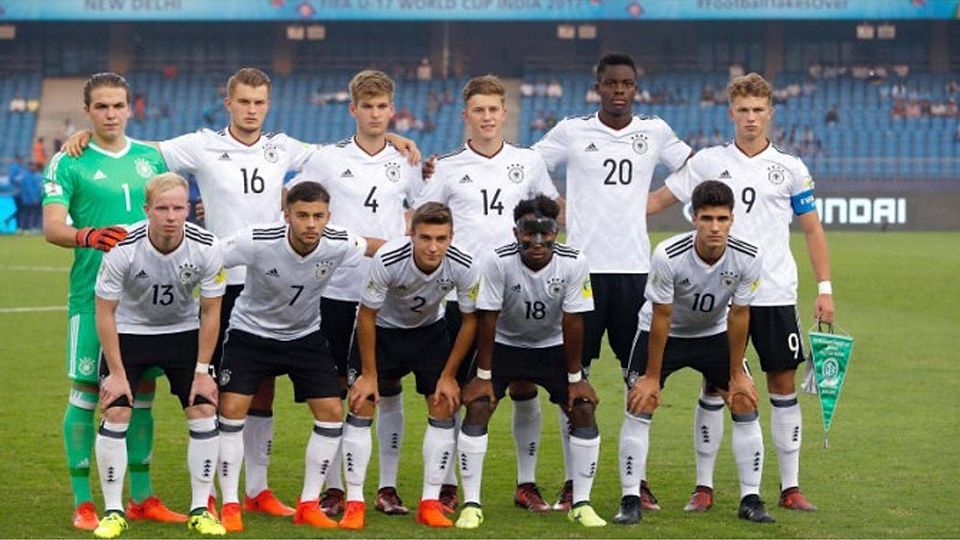 Lars Lukas Mai (oben, 2.v.l.) und Alexander Nitzl (unten Mitte) vertraten die U17-Nationalmannschaft bei der WM in Indien. F: dpa
