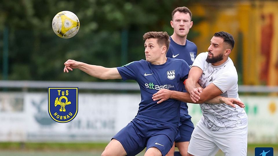 Niklas Kern (Bildmitte) geht in der kommenden Saison für die TuS Hornau auf Torejagd.