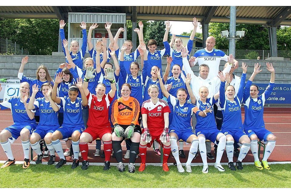 Da war die Welt noch in Ordnung: Die Schott-Fußballerinnen bejubeln die Regionalliga-Meisterschaft, um wenige Wochen danach wegen der Lizenzverweigerung ins tiefe Tal der Tränen zu stürzen.	   Archivfoto: hbz/Stefan Sämmer