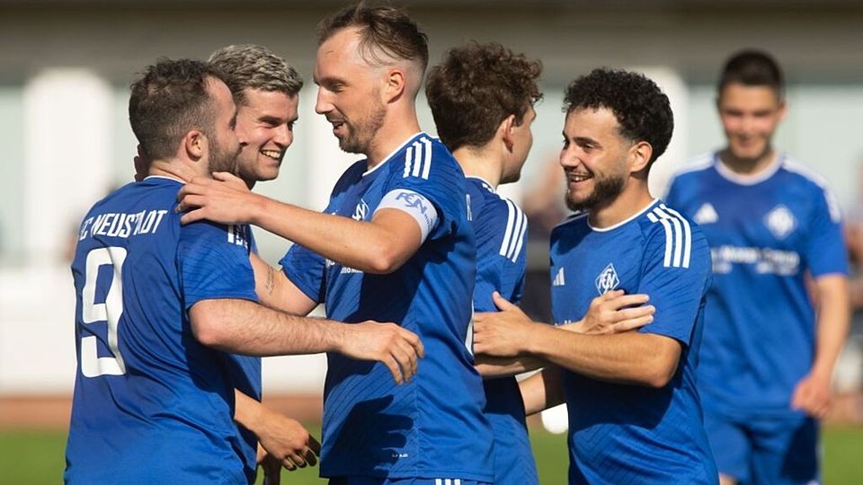 Für Kapitän Niklas Eckert (Bildmitte) und den FC Neustadt geht es diese Woche so richtig los.