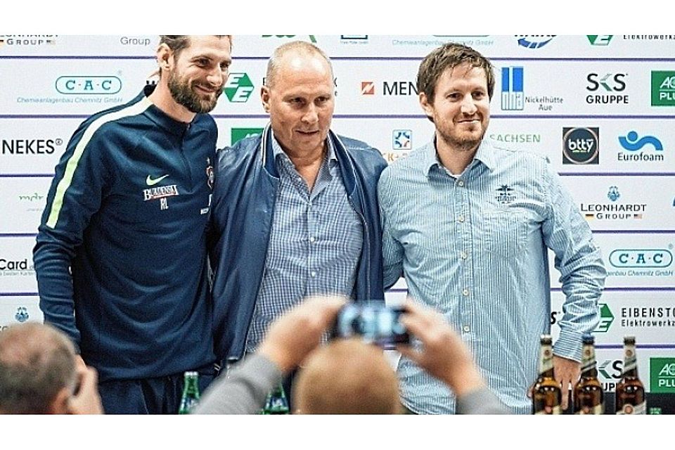 Im Rampenlicht: Aues neuer Coach Hannes Drews präsentierte sich bei der Pressekonferenz mit Vereinspräsident Helge Leonhardt und seinem „Co“ Robin Lenk (von rechts nach links) absolut souverän.dpa