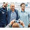 Im Rampenlicht: Aues neuer Coach Hannes Drews präsentierte sich bei der Pressekonferenz mit Vereinspräsident Helge Leonhardt und seinem „Co“ Robin Lenk (von rechts nach links) absolut souverän.dpa