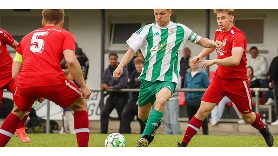 Benedikt Hagner (Mitte) steuerte beim 10:6-Spektakel in Hermannstein auch zwei Tore zum Klassenerhalt der SG Oberbiel II bei. Benedikt Hagner (Mitte) steuerte beim 10:6-Spektakel in Hermannstein auch zwei Tore zum Klassenerhalt der SG Oberbiel II bei. © Isabel Althof