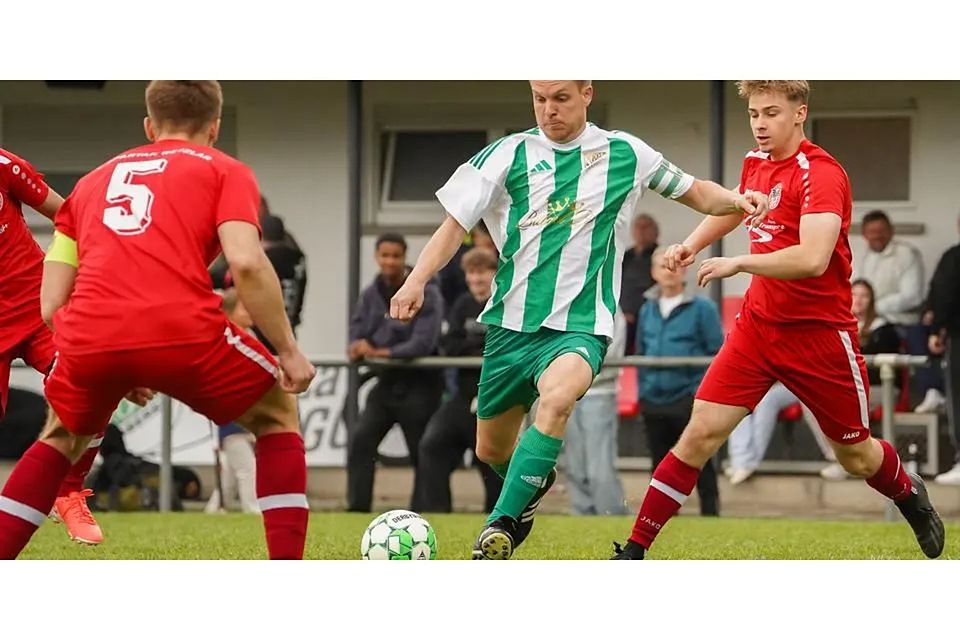 Benedikt Hagner (Mitte) steuerte beim 10:6-Spektakel in Hermannstein auch zwei Tore zum Klassenerhalt der SG Oberbiel II bei. Benedikt Hagner (Mitte) steuerte beim 10:6-Spektakel in Hermannstein auch zwei Tore zum Klassenerhalt der SG Oberbiel II bei. © Isabel Althof