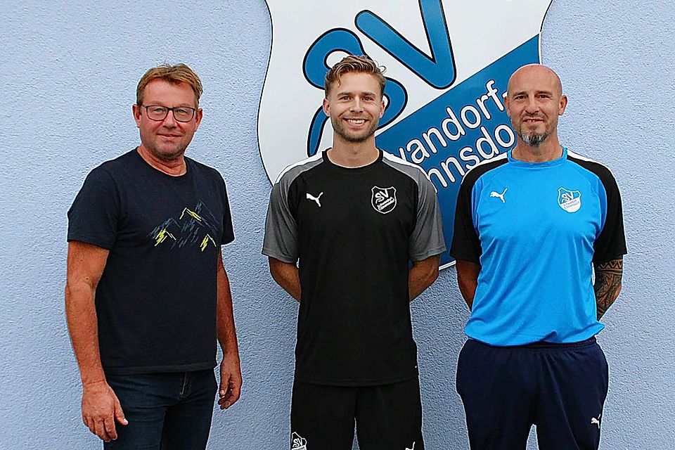 In Ettmannsdorf freuen sich Abteilungsleiter Peter Fruth (l.) und Trainer Mario Albert (r.) auf Neuzugang Balthasar Sabadus.