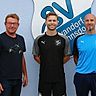 In Ettmannsdorf freuen sich Abteilungsleiter Peter Fruth (l.) und Trainer Mario Albert (r.) auf Neuzugang Balthasar Sabadus.