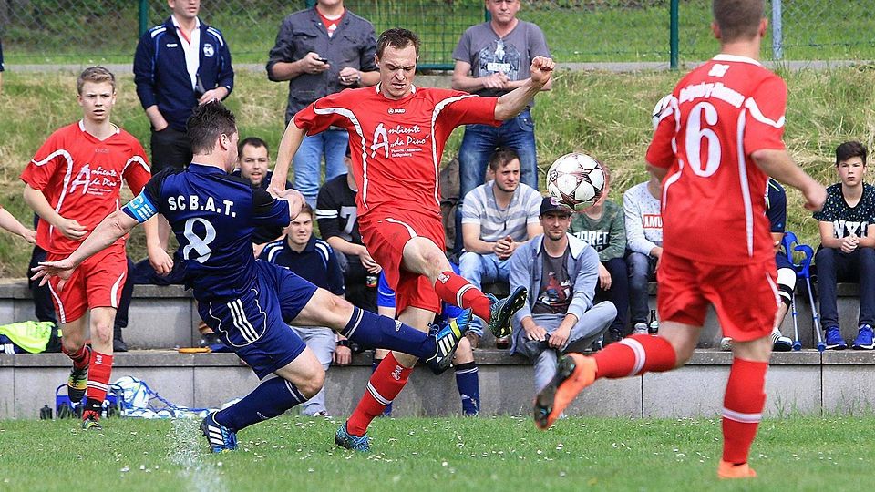 Johannes Weber von der SG Heiligenberg/ Illmensee im Zweikampf mit B.A.T.-Kapitän Oliver Straub (links). Foto: Karl-Heinz Bodon