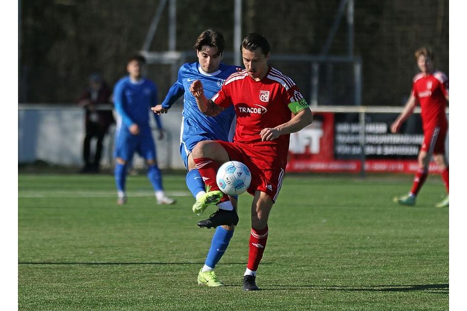 Auch hier ist der Matchwinner einen Tick schneller: Der Horchheimer Torschütze Domenico Gagliardi (blaues Trikot) spitzelt dem Nieder-Olmer Kapitän Kevin Schuhmacher den Ball vom Fuß.	Foto: Christine Dirigo/pakalski-press