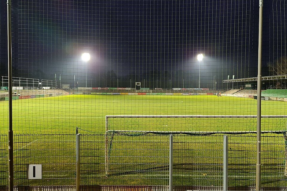 Die Bonava-Arena des FSV Union Fürstenwalde erstrahlt erstmals mit Flutlicht.