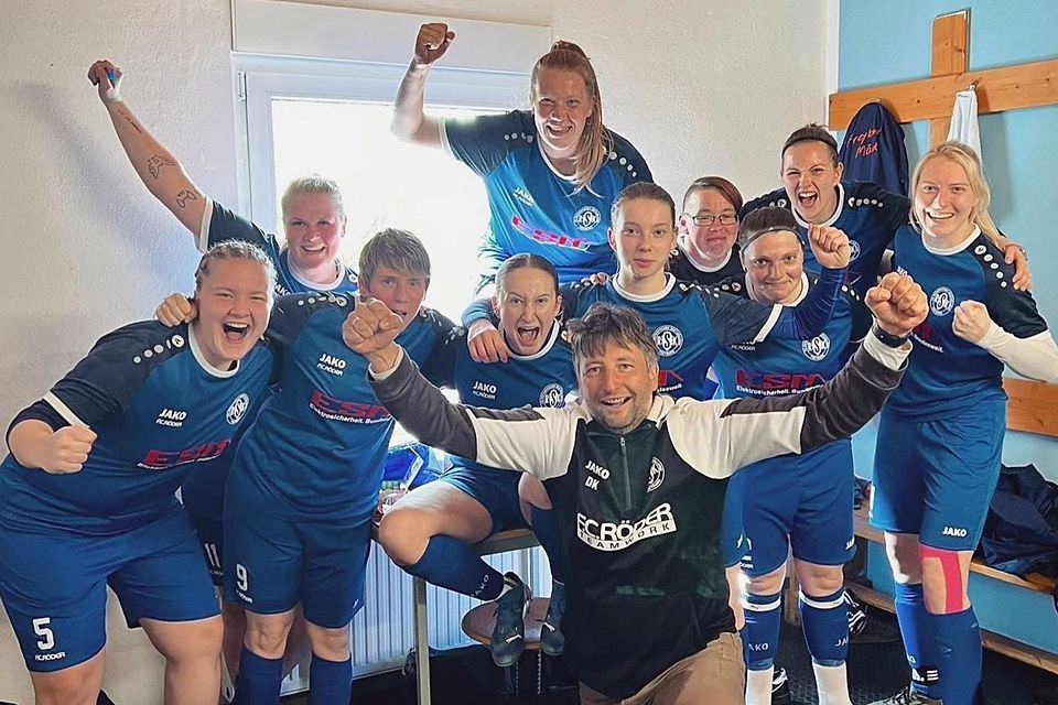 Die Fußballerinen des FC RSK Freyburg feierten ihren Finaleinzug. Die Fußballerinen des FC RSK Freyburg feierten ihren Finaleinzug.