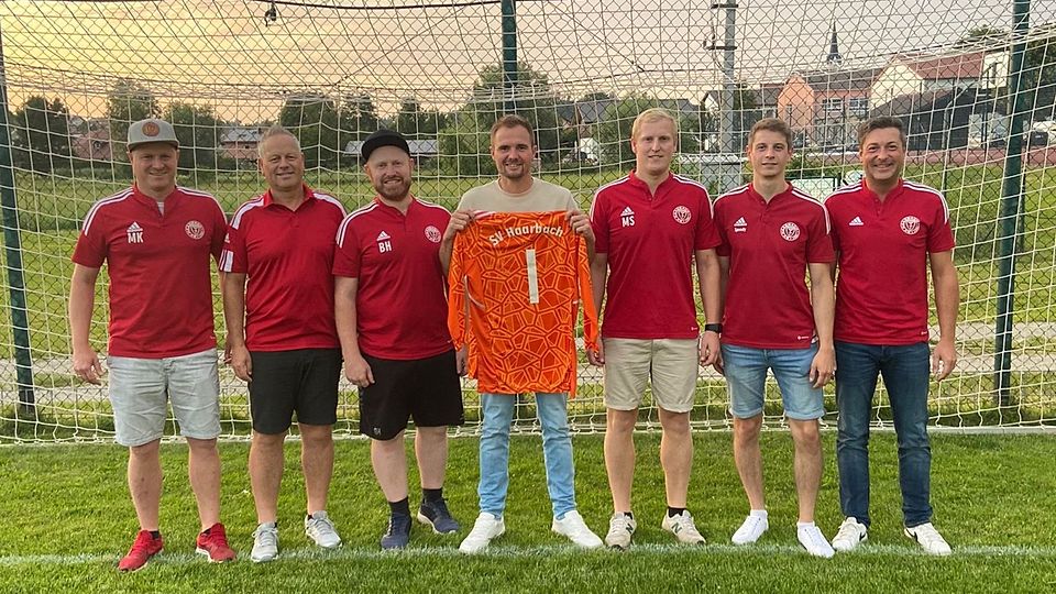 Sebastian Binar (mitte) wird unter anderem von der  neuen sportlichen Leitung um Bernhard Hofer (3. von links) und Stephan Spieleder (2. von rechts) begrüßt.