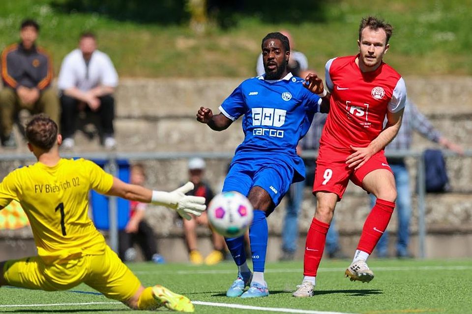 02-Keeper Mika Neumann und Derrick Amoako mussten gegen Hadamars Larion Kosuchin eingreifen - ehe der Biebrich-Express loslegte. Am Ende hieß es 5:1 für die Heimelf.	Foto: Jörg Halisch