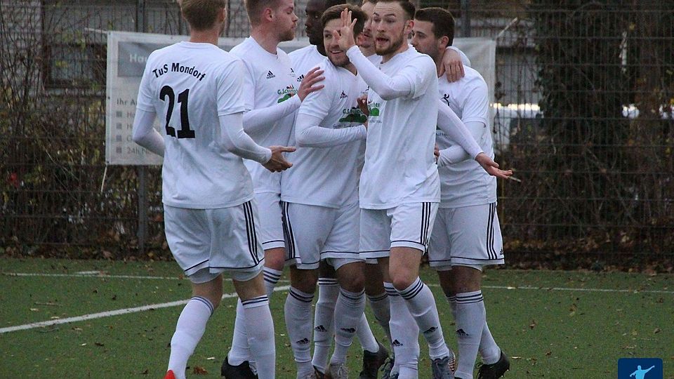 Der TuS Mondorf freut sich über den ersten Sieg.