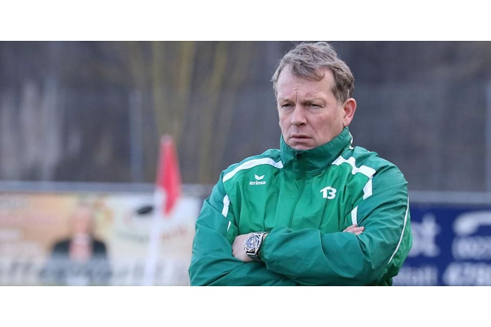 Kritischer Blick, dabei kann er zufrieden sein: Thomas Brunet, Trainer des VfB Wetter. © Jens Schmidt