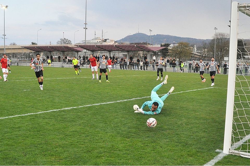 Die beste WB-Gelegenheit durch Veljko Vukasinovic vermochte YF-Keeper Joel Kiassumbua glänzend zu vereiteln. Die beste WB-Gelegenheit durch Veljko Vukasinovic vermochte YF-Keeper Joel Kiassumbua glänzend zu vereiteln.