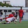 Typische Szene im Gruppenliga-Topspiel, das eher von Zweikämpfen als von spielerischer Finesse geprägt war.